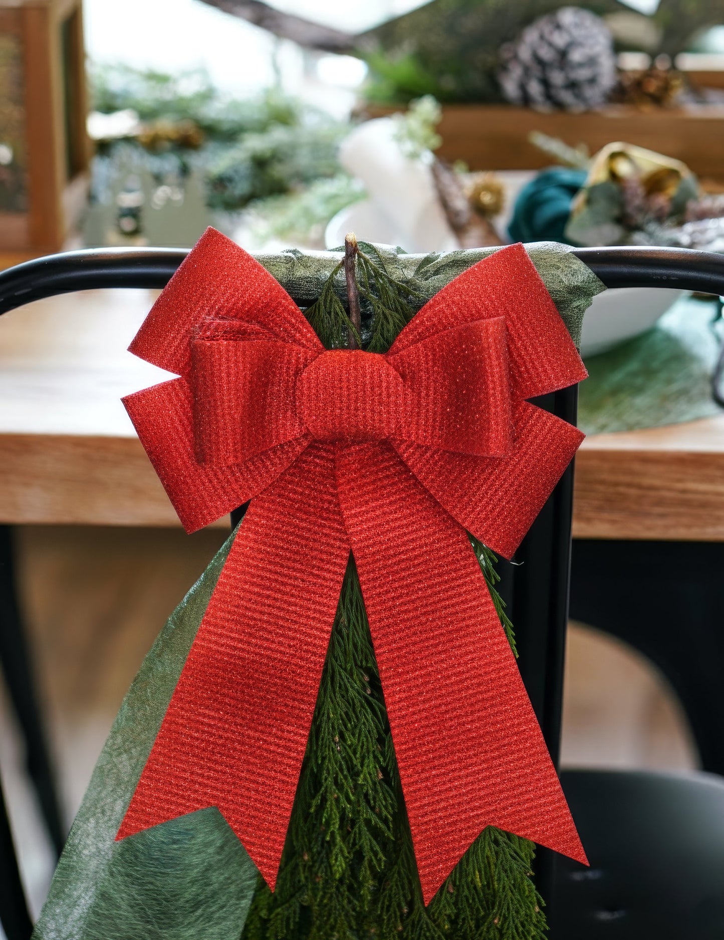 Lesklá červená mašle 23 x 38 cm