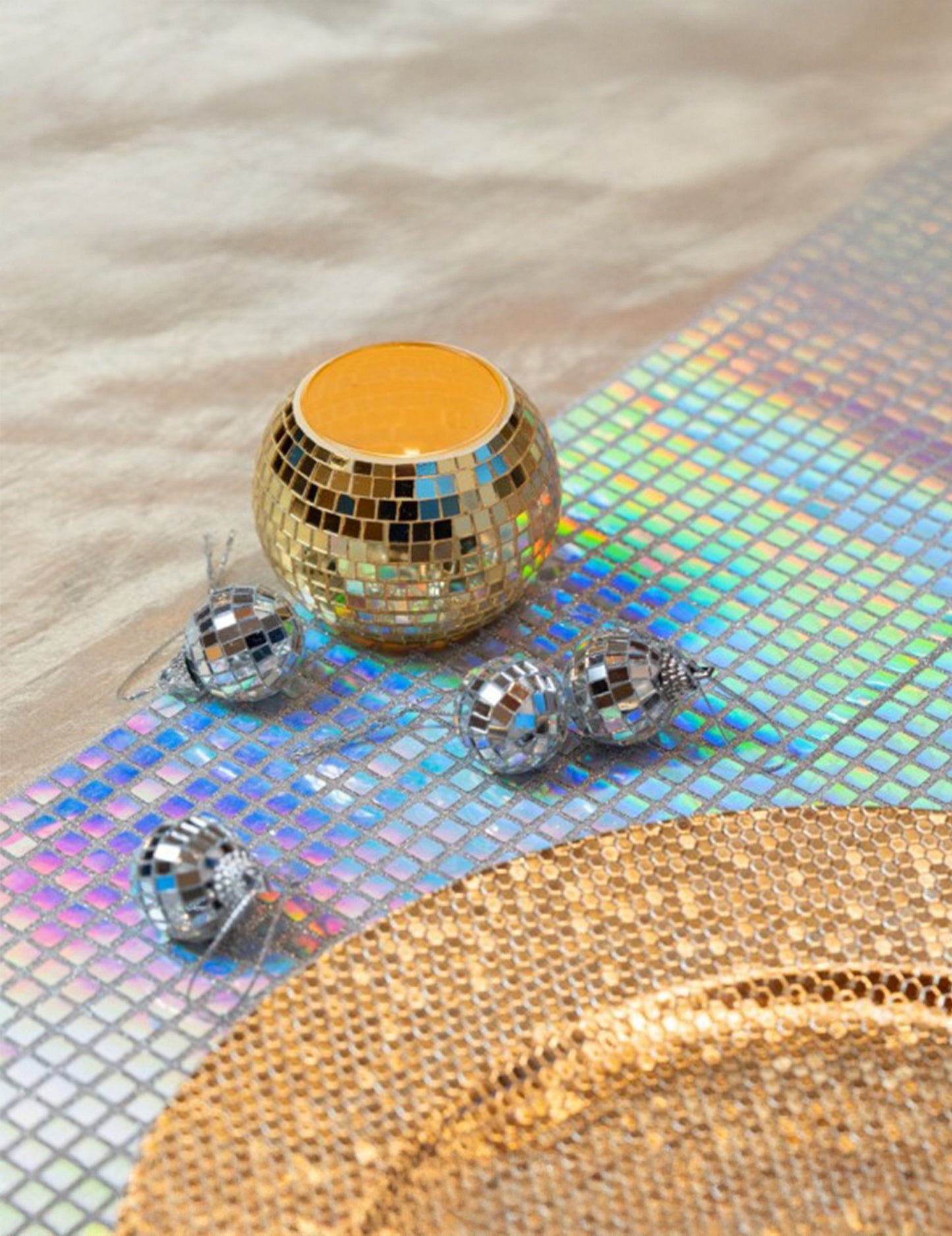 Skleněný svícen ve tvaru zlaté disco koule 8 x 7 cm