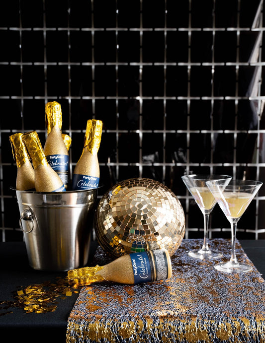 Mise en situation festive du rideau de carrés noires pour décoration de fête noir brillant