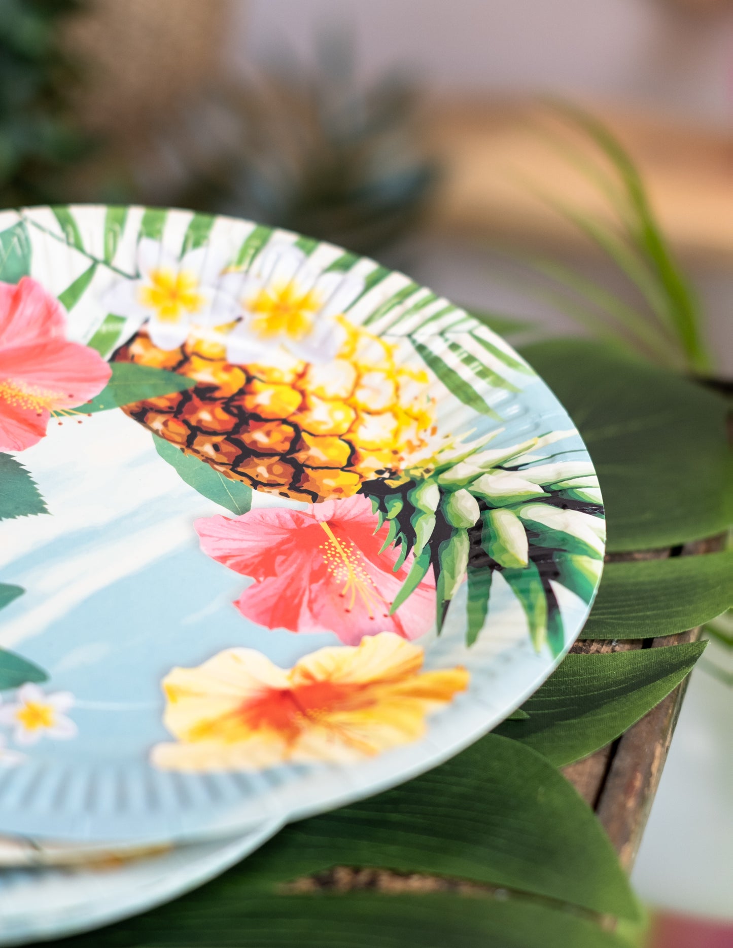 Gros plan sur le motif ananas des assiettes en carton Hawaii party