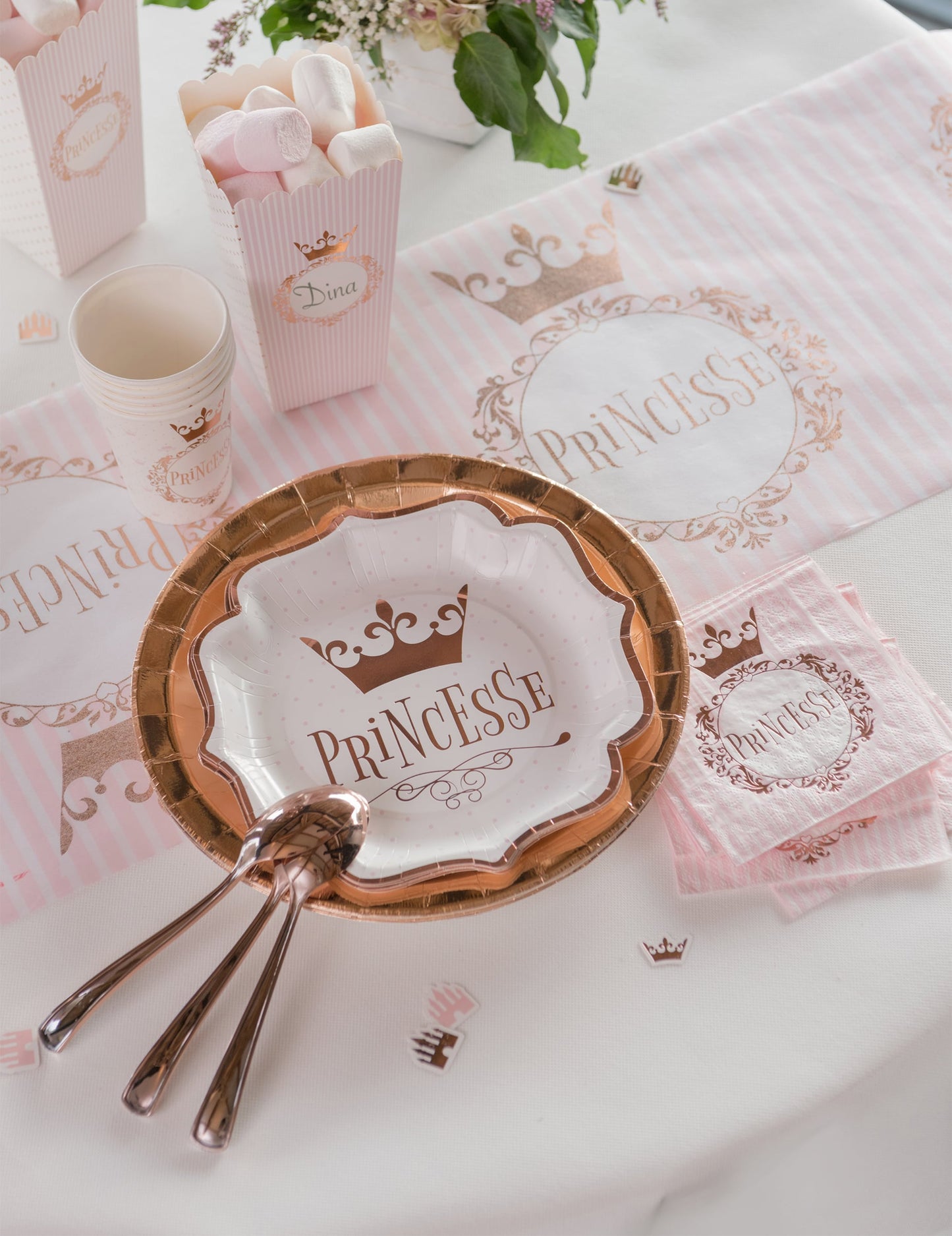 Mise en situation sur table de fête de l'assiette Princesse rose gold