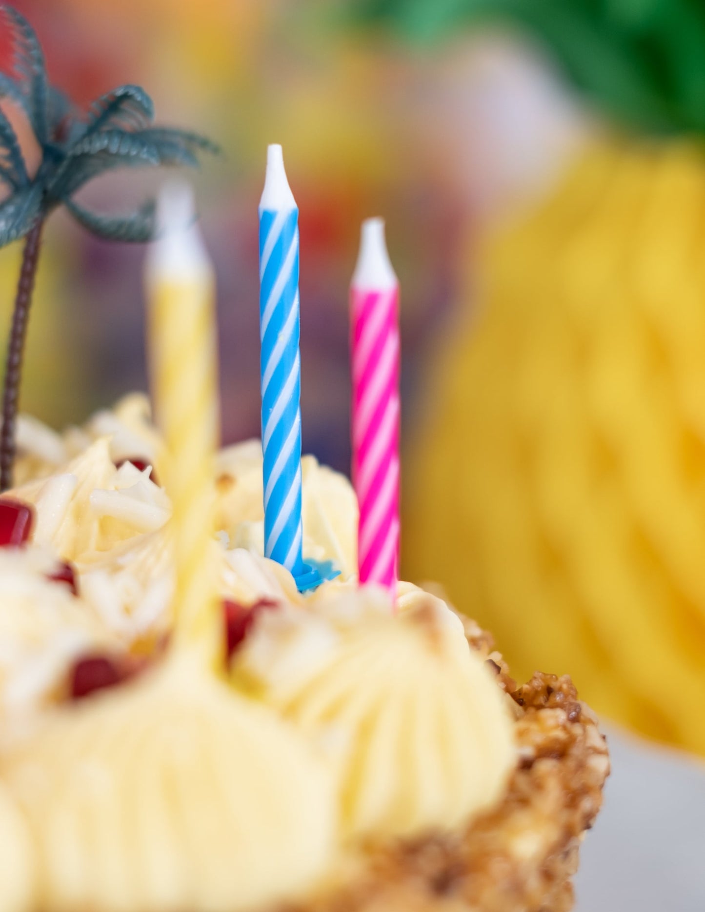 Détail des bougies avec supports sur un gâteau des 10 bougies d'anniversaire colorées pour fête multicolores