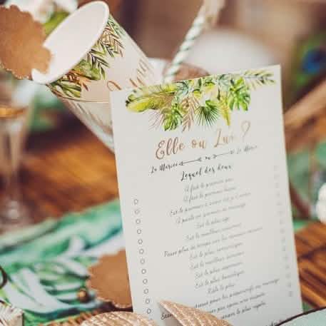 Mise en situation sur table des cartes de jeu elle ou lui tropical pour animation mariage