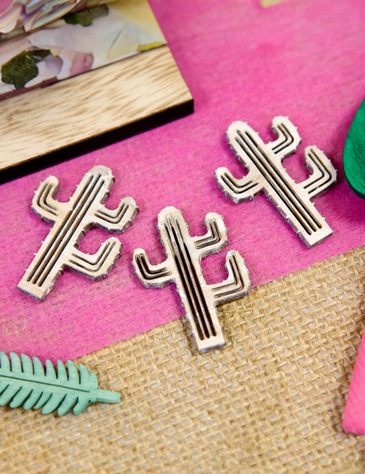 10 dřevěných konfet s kaktusy 4 cm