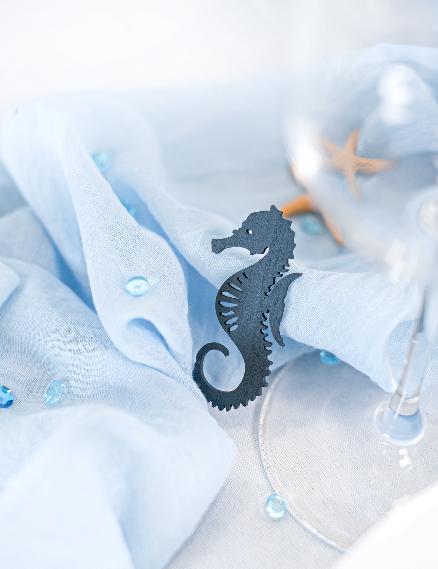 10 dřevěných konfet s modrými mořskými koníky, 6 a 4,5 cm