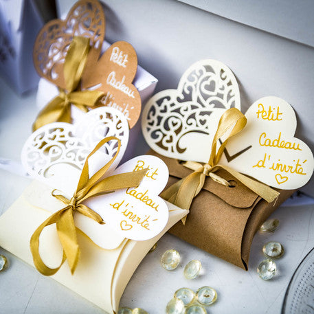 10 bílých krabiček se zlatou saténovou stuhou 10 x 7,5 cm