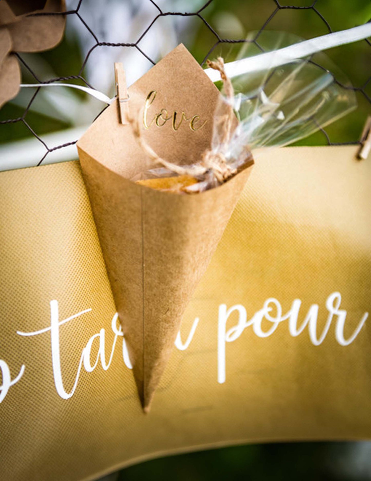 10 kraftových kuželů s vyraženou zlacenou láskou 20 x 11 cm na svatbu