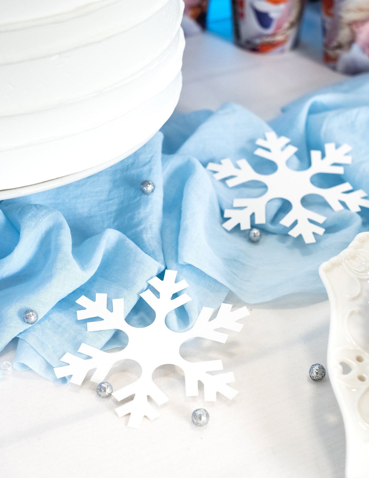 Situace na modrém ubrusu se sněhovými vločkami na Vánoce pro dekoraci