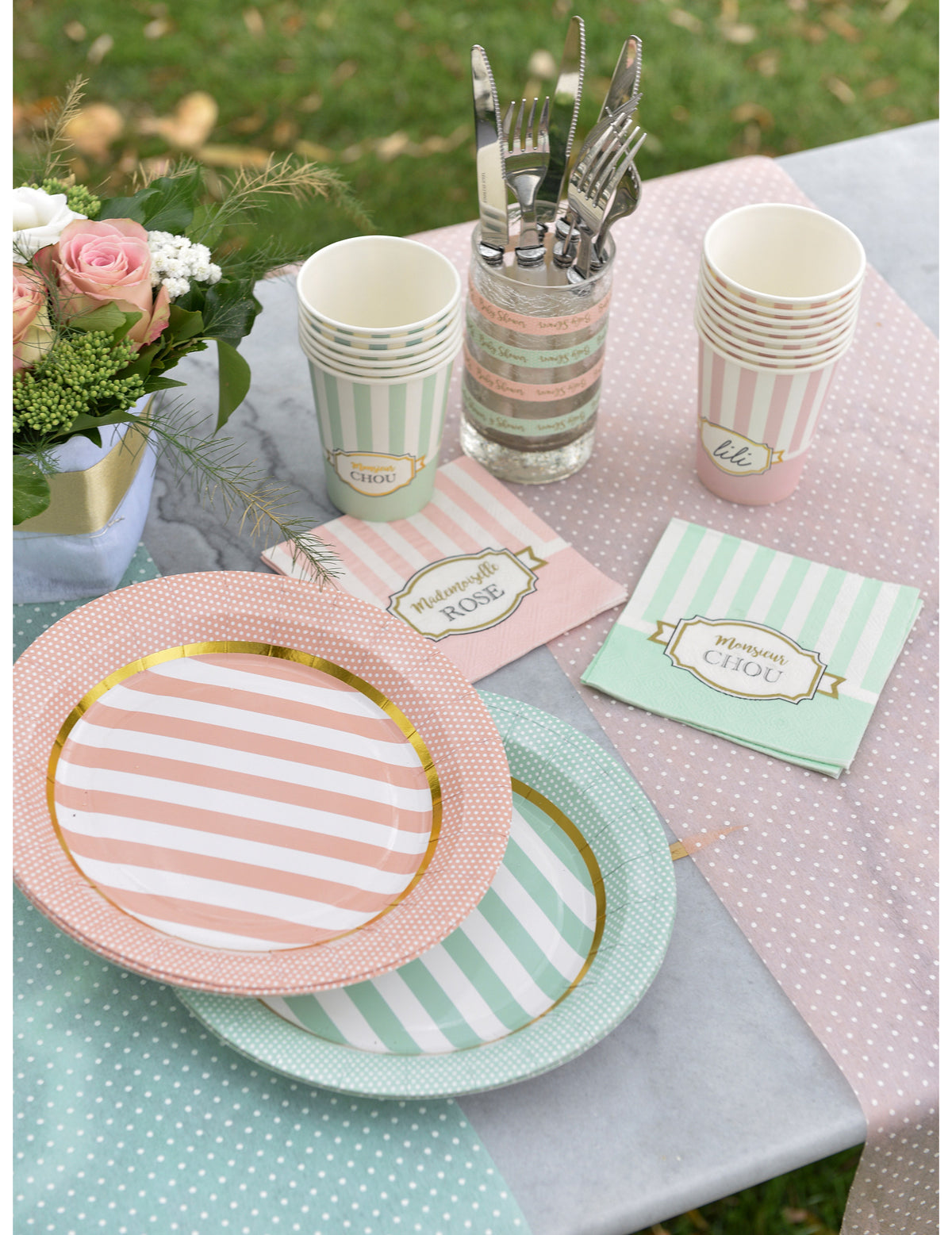 Assiettes et serviettes assorties du gobelet en carton Mademoiselle Rose pour baby shower