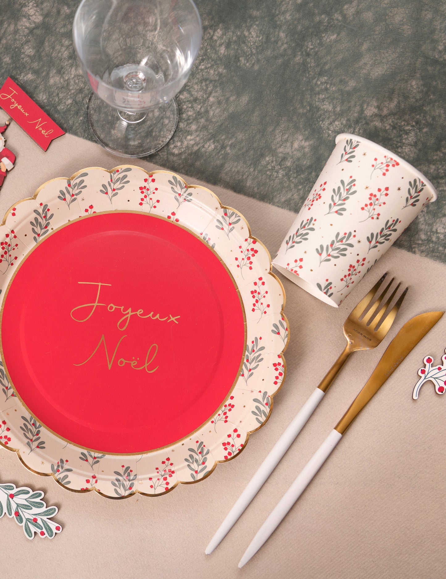 10 vánočních cesmínových kelímků 27 cl v kartonu