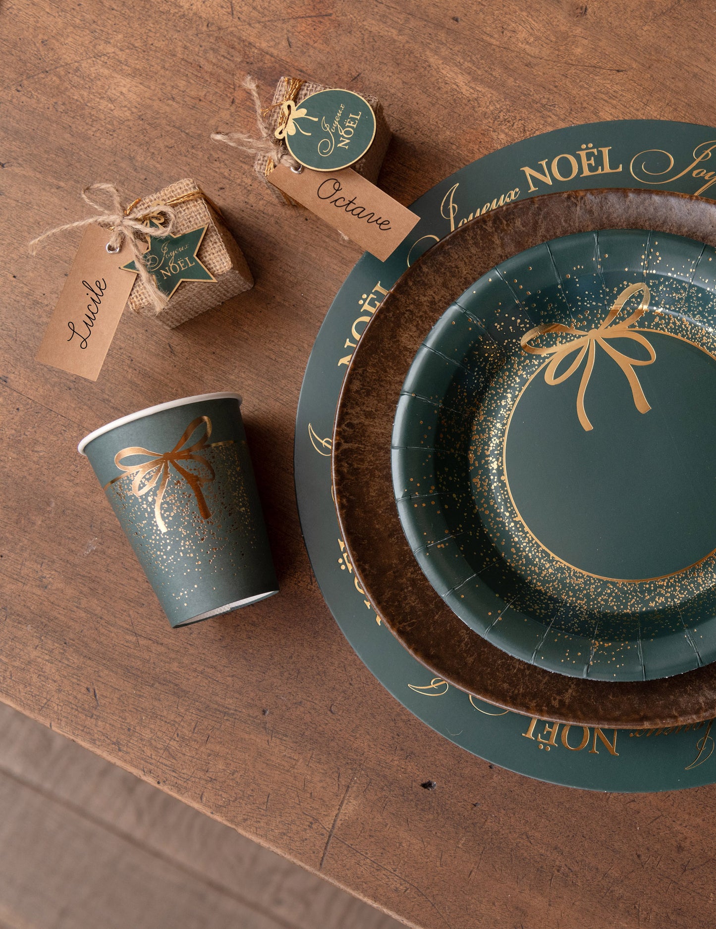 10 zelených a zlatých vánočních kartonových kelímků 27 cl slavnostní design