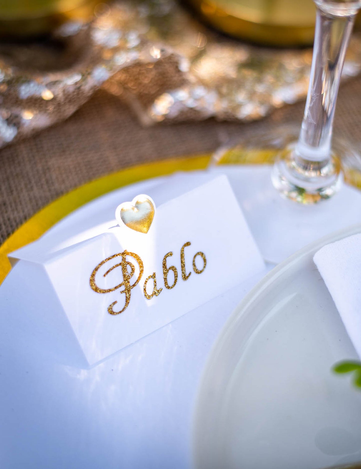 10 bílých karet s malým zlatým srdcem 8 x 4 cm reliéfní