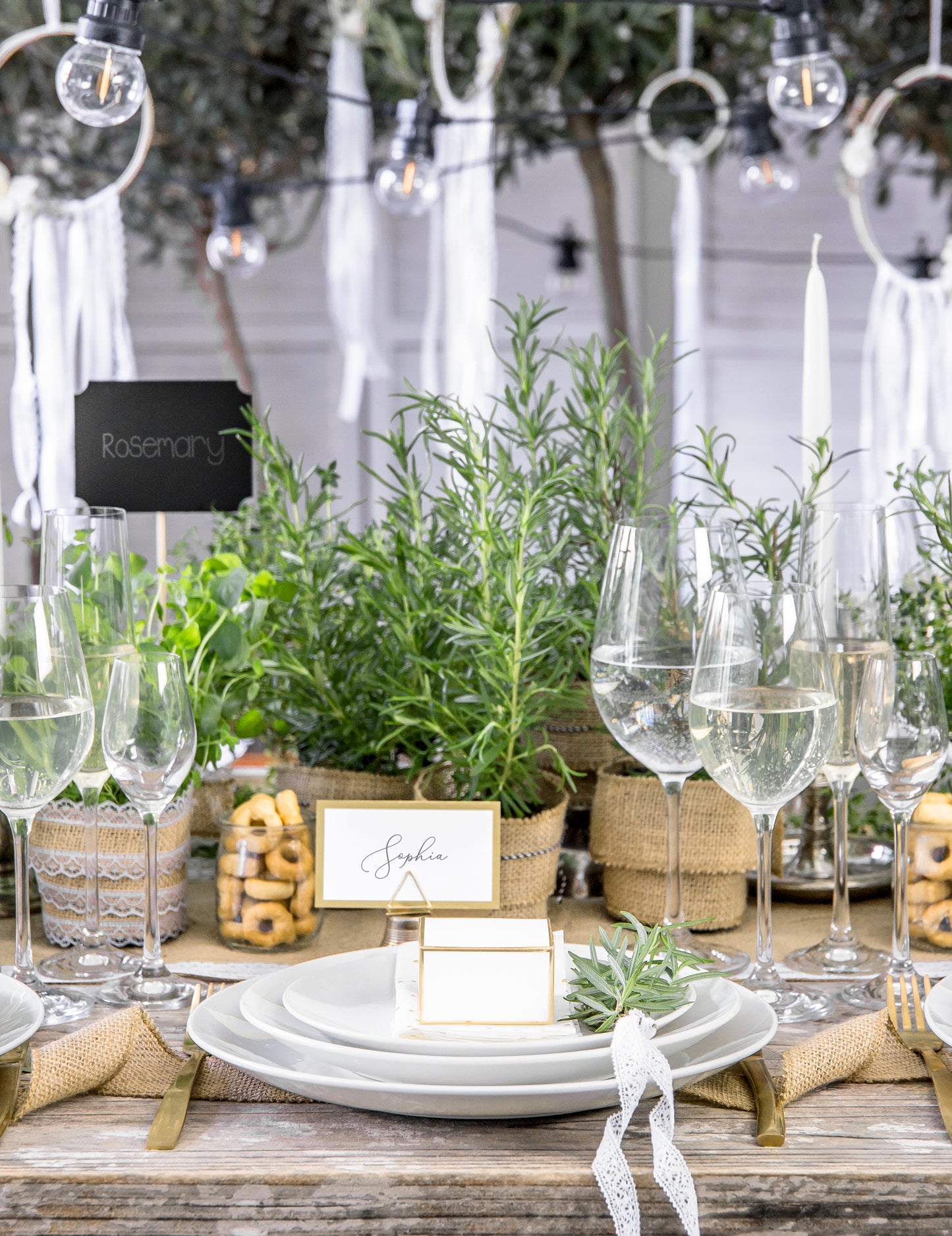 10 bílých a zlatých karet s umístěním 9,5 x 5,5 cm