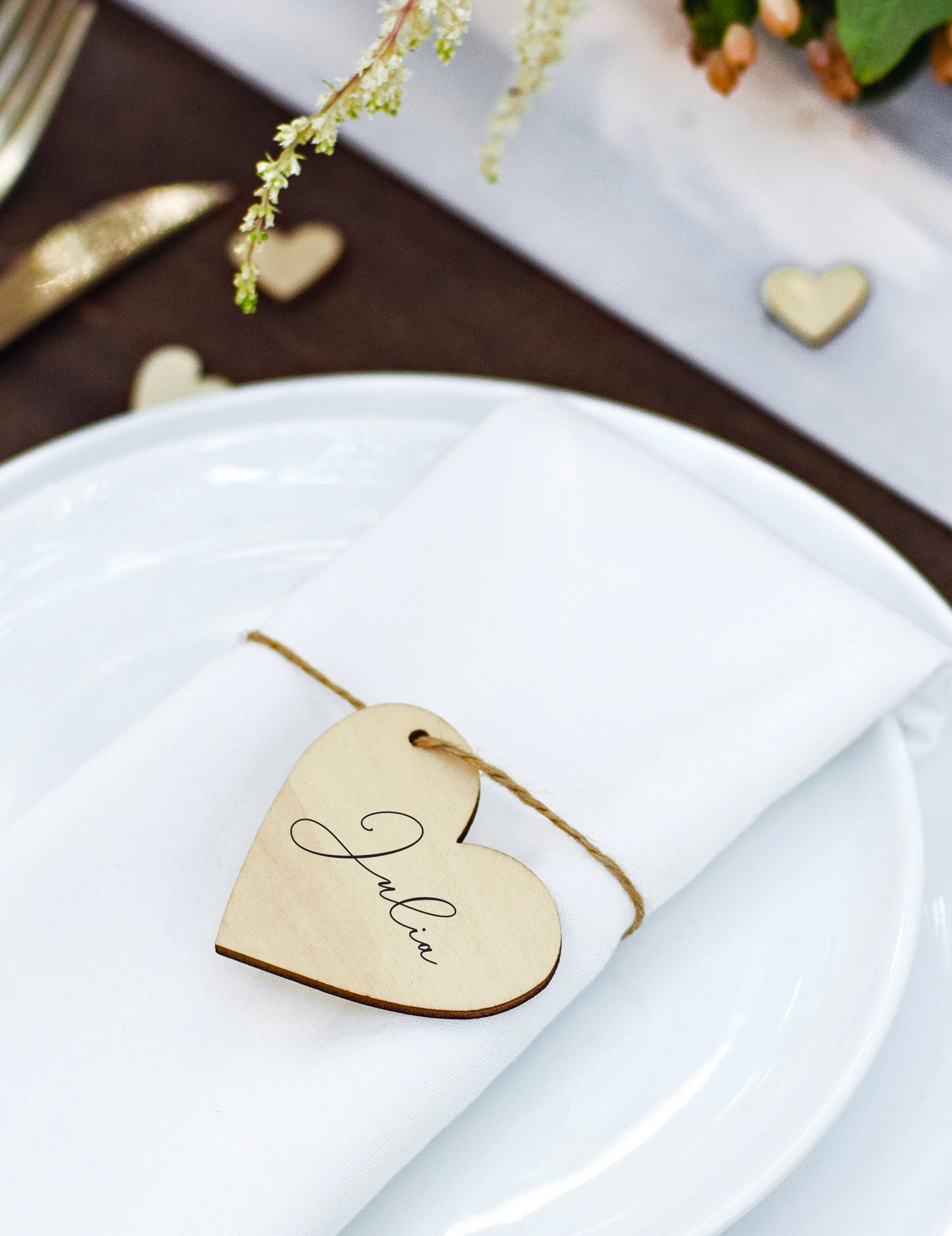 10 dřevěných srdíček 6x5 cm s provázkem