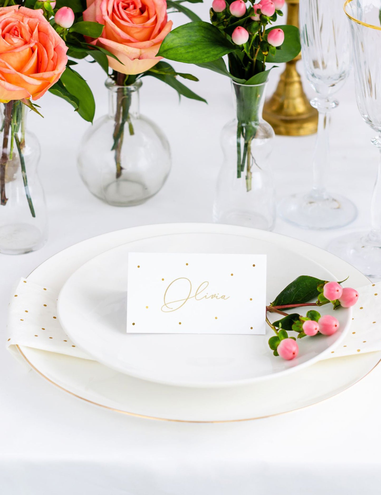 10 bílých kartonových prostírání se zlatými puntíky na dekoraci stolu