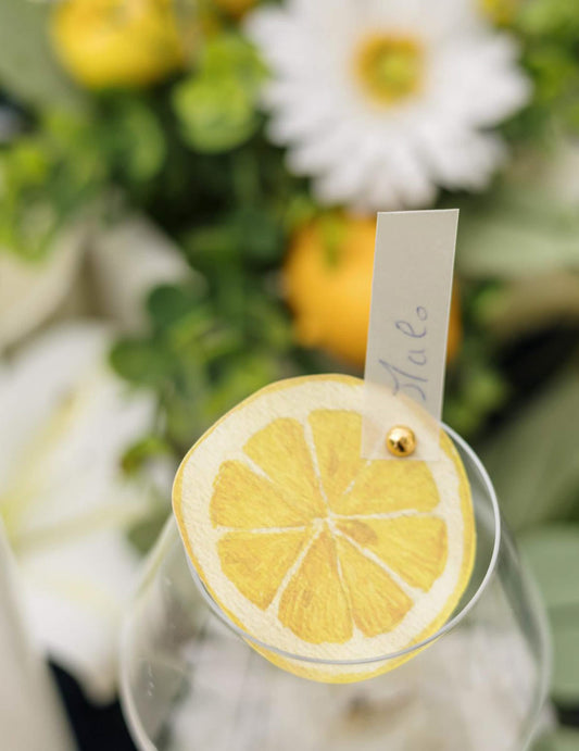 10 žlutých papírových značek umístěte na plátky citronu