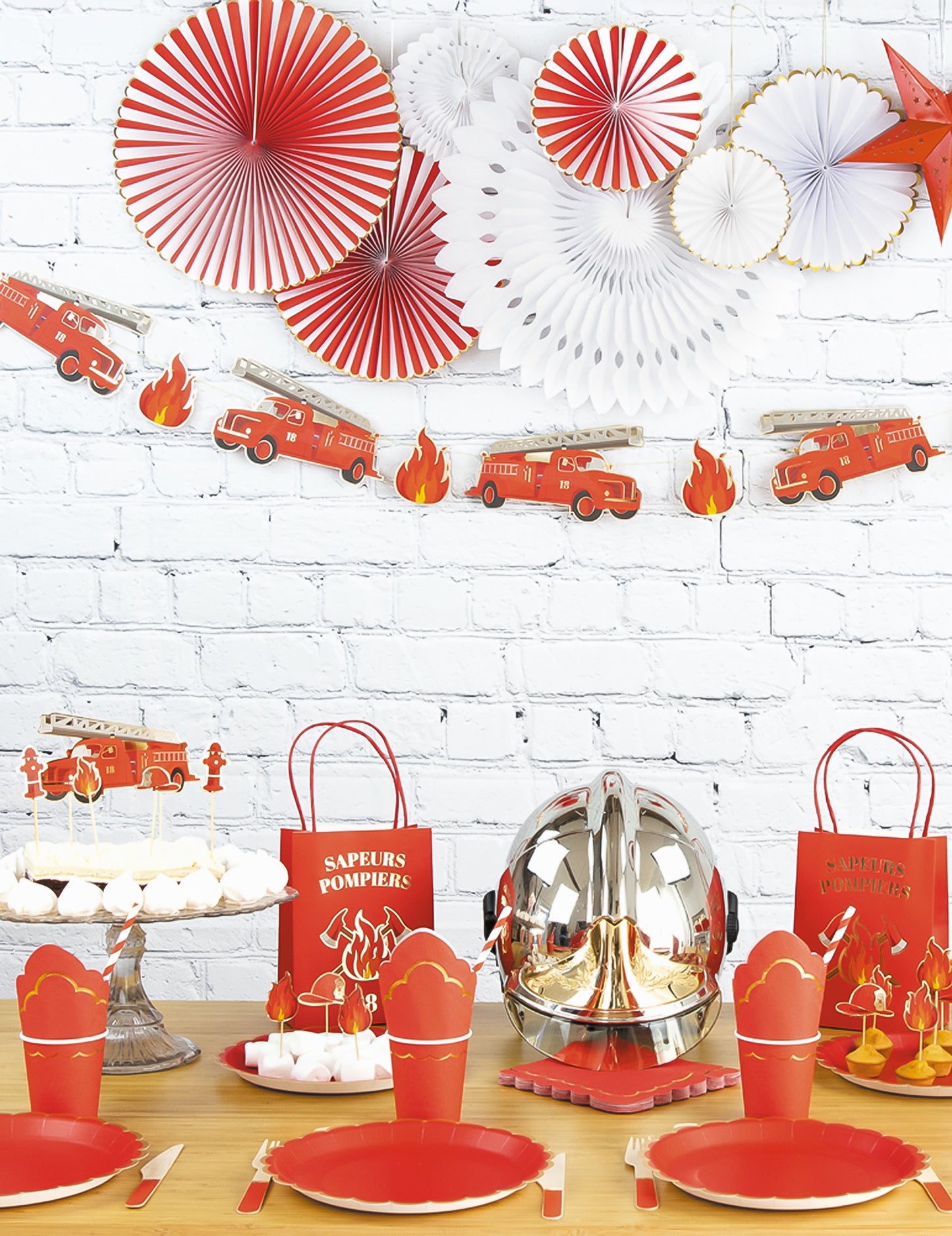 10 červených kartonových brček s motivem hasiče 20 cm