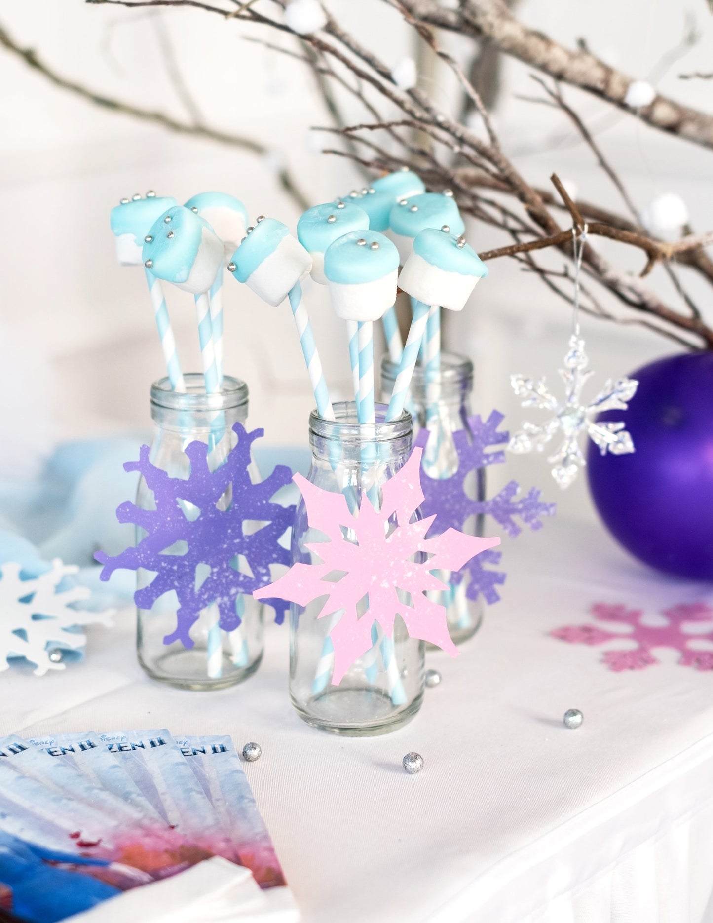 10 pastelově modrých pruhovaných kartonových brček 19,5 cm