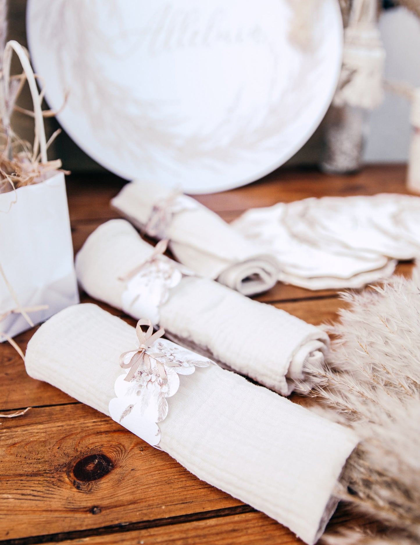 10 pampových kroužků na ubrousky a bavlněné květy v bílém papíře