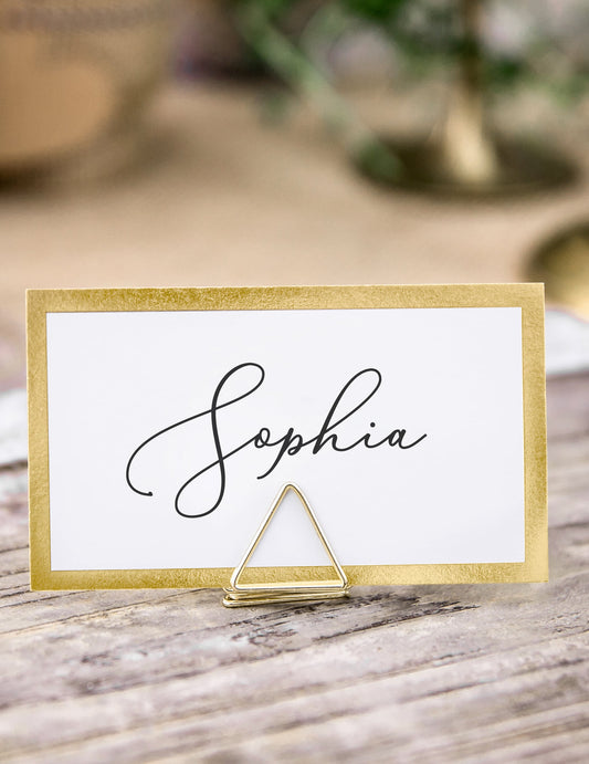 Mise en situation du supports marque-places triangles dorés en métal