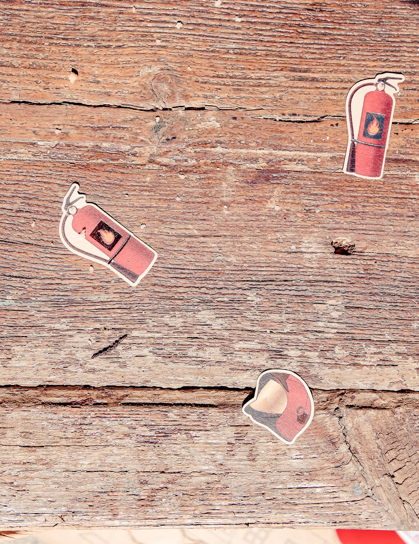 100 červenozlatých papírových konfet s motivem hasičů, 2 až 4,5 cm