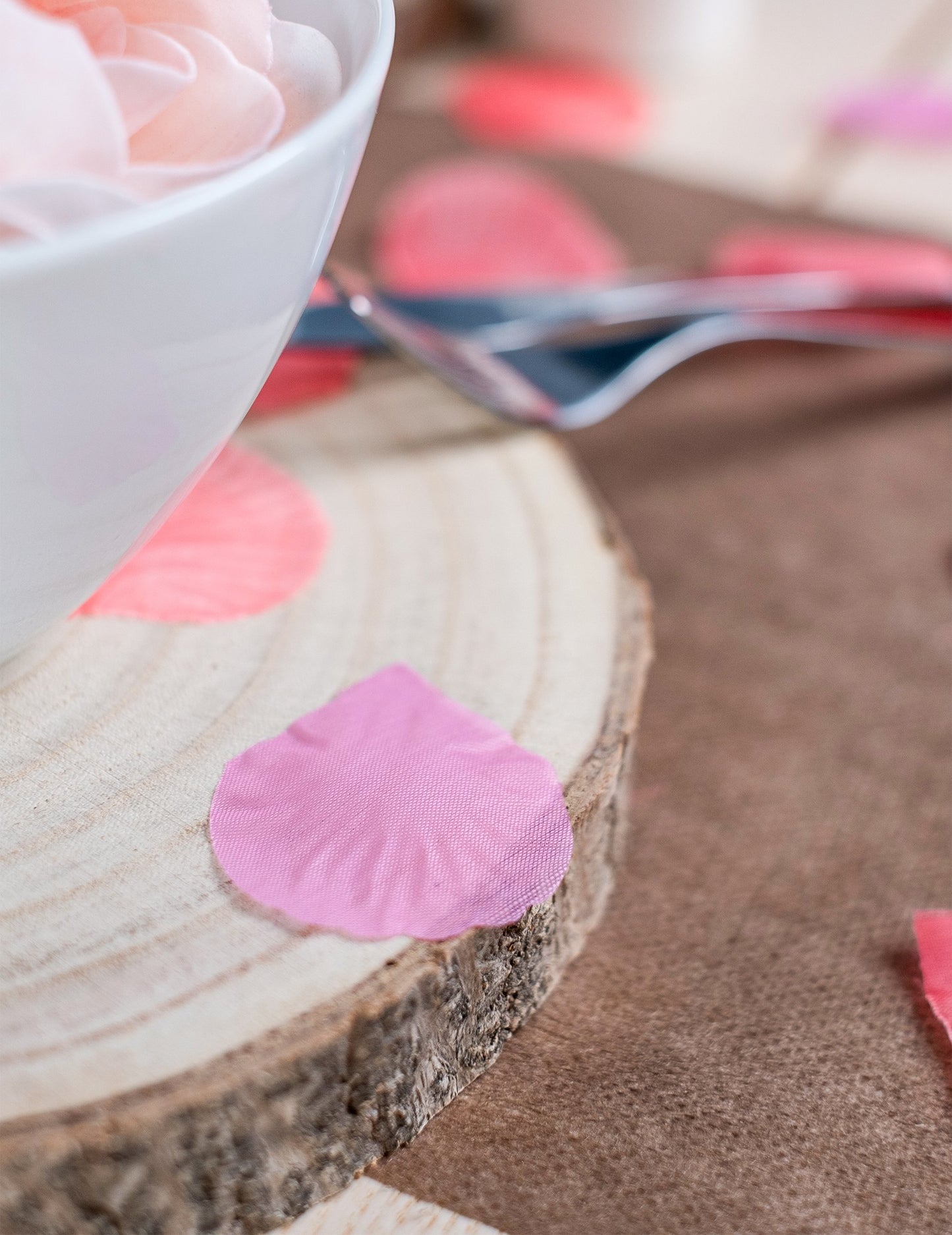 100 fuchsiových látkových okvětních lístků růže 5 x 5 cm na svatbu