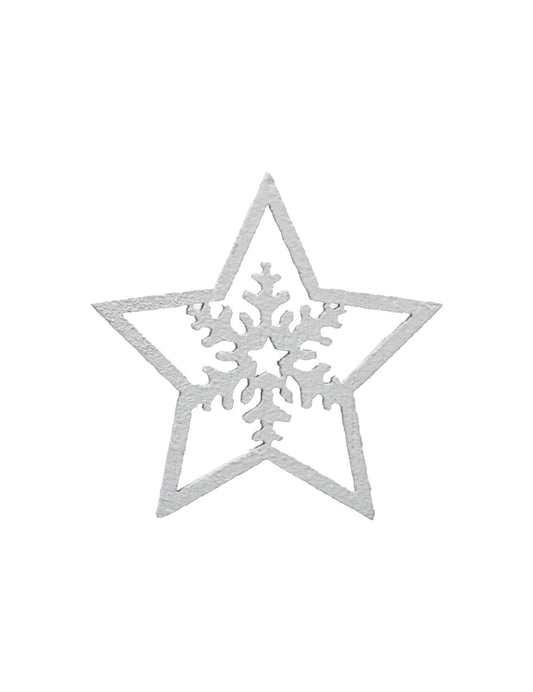 Gros plan sur le motif flocon des petites décorations étoiles pour fête blanches en bois et flocons