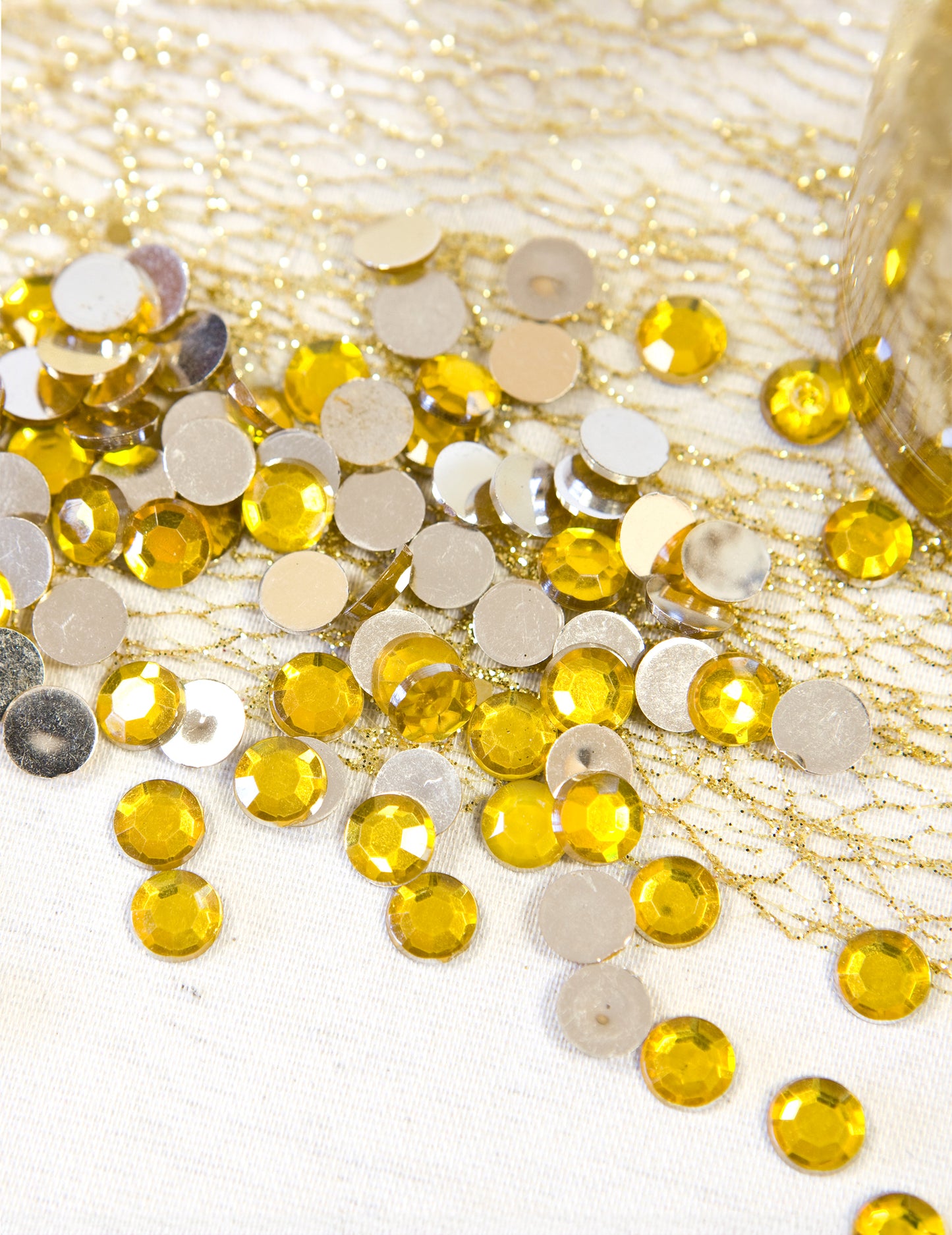 100 malých zlatých kulatých konfet na stůl 0,6 cm