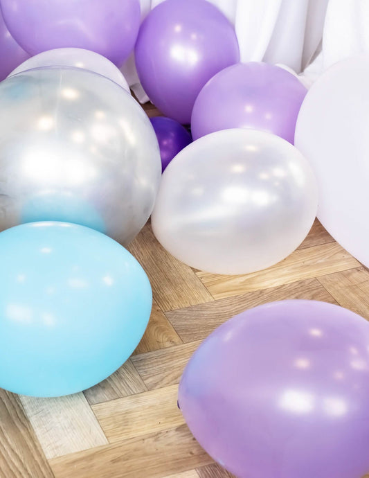 Mise en situation au sol des ballons métallisés pour fête blanc perles