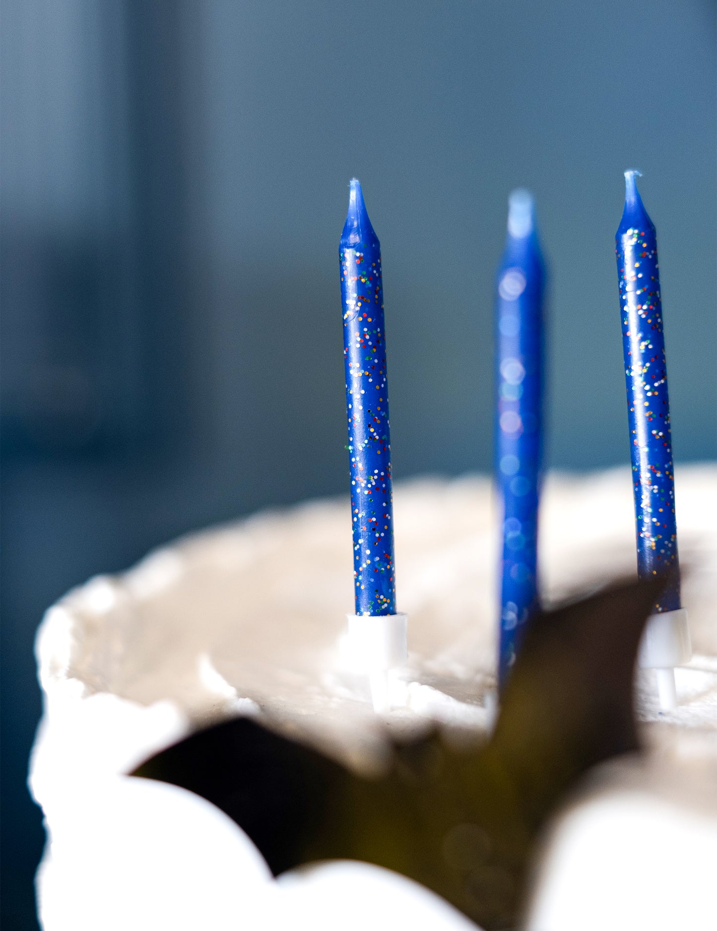 12 modrých třpytivých narozeninových svíček 7,5 cm na dort