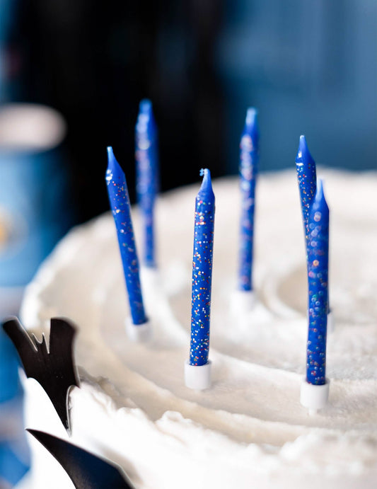 Gros plan des 12 bougies d'anniversaire pour gâteau bleues pailletées