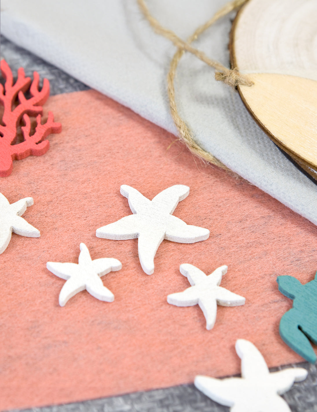 12 dřevěných konfet bílých hvězdic 3 a 2 cm