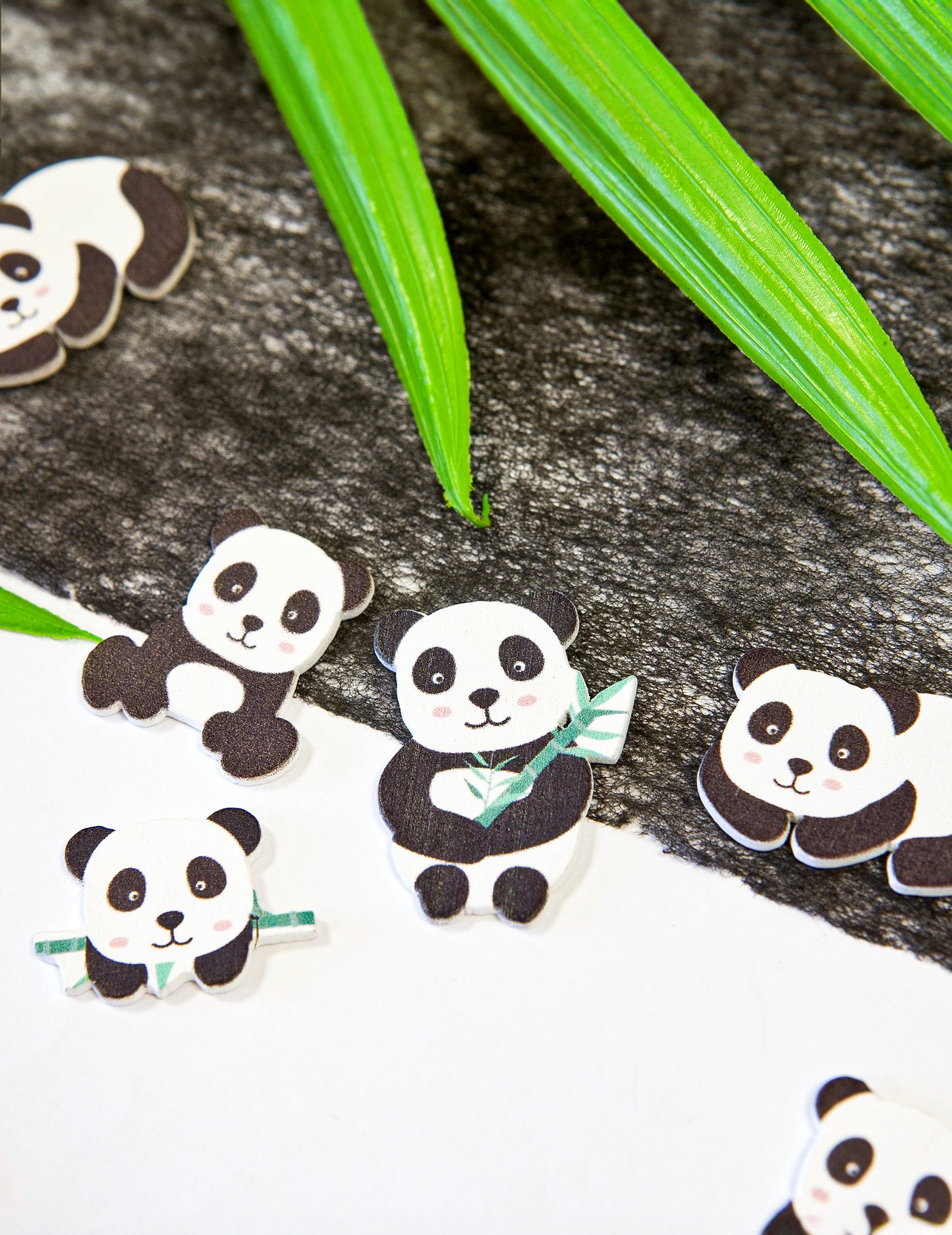 12 dřevěných konfet panda přibližně 3 cm dekorace na stůl