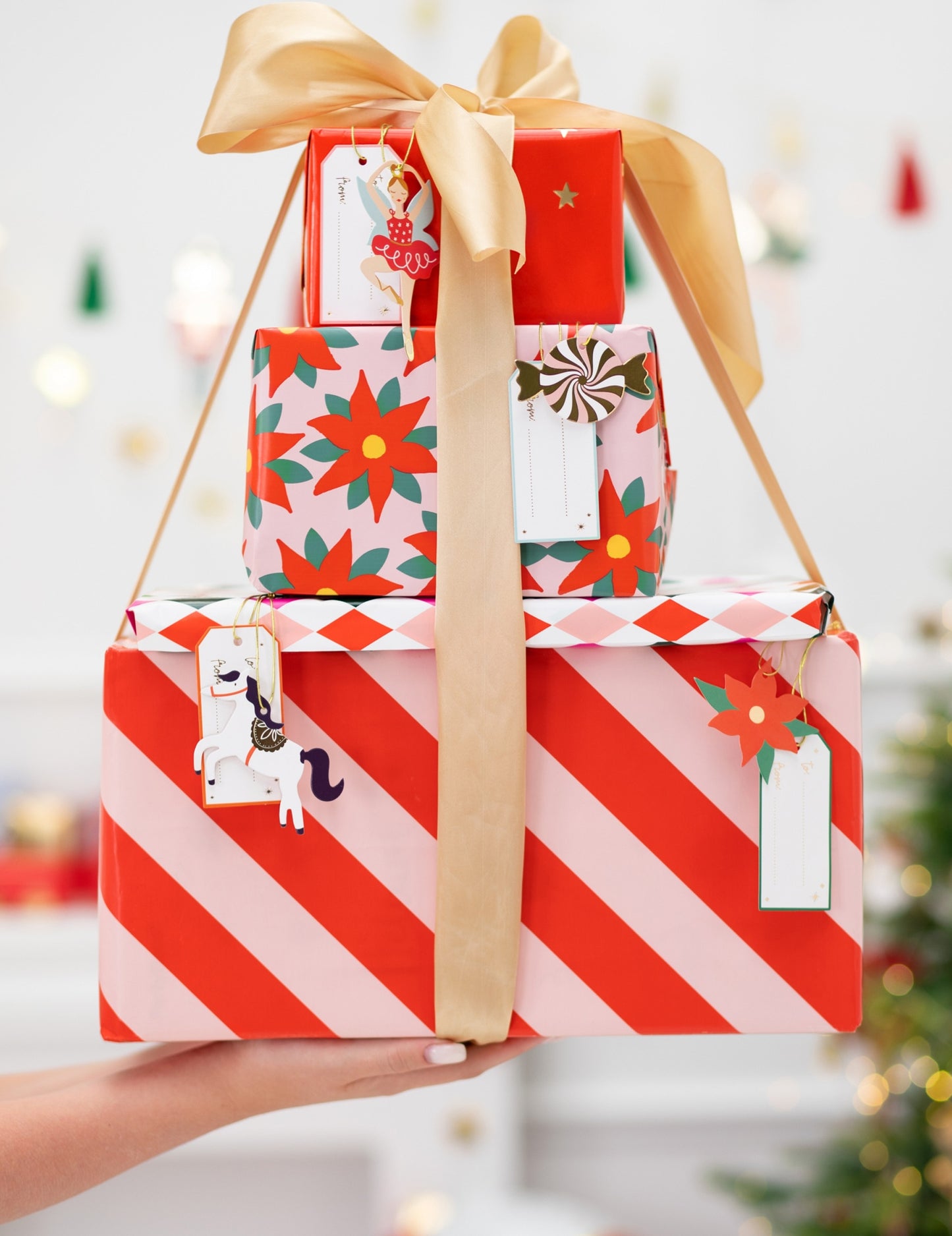 12 vánočních kartonových visaček 9 x 4 cm