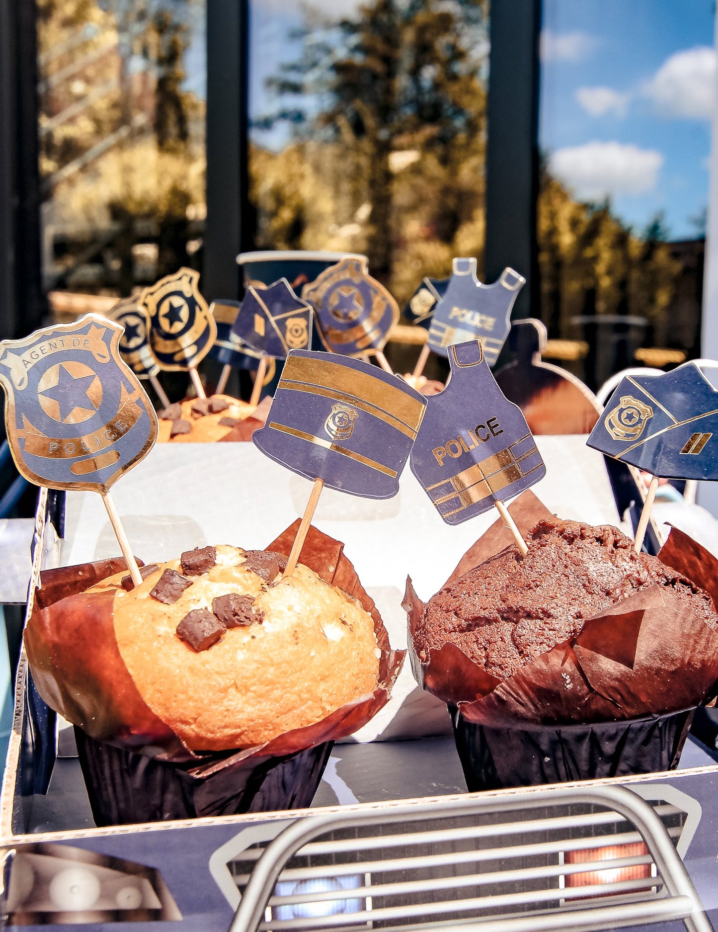 12 policejních obrázků v námořnictvu a zlaté barvě 7 až 8,5 cm