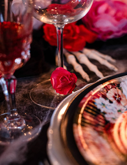Mise en situation sur une table d'Halloween du 12 roses à piquer pour décoration
