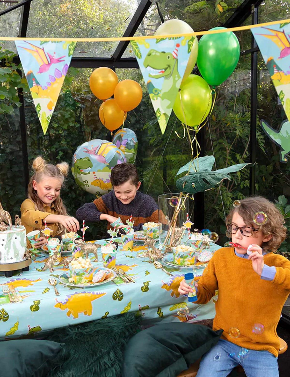 Umístění na narozeninovém stole papírové ubrousky Dino Party
