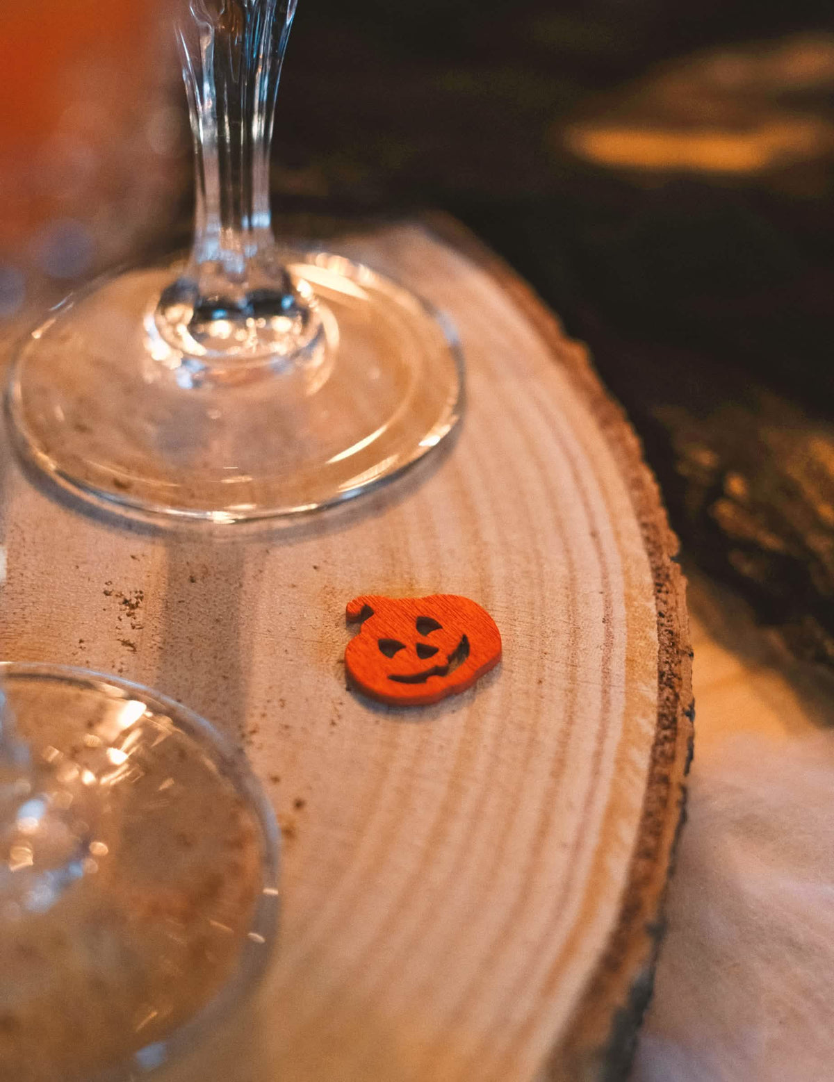 Detail na oranžovou dýni, konfety na stůl dýně pro halloween