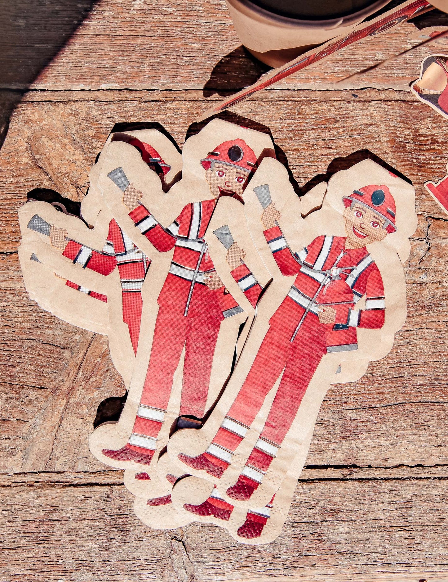 16 červenozlatých kraftových ubrousků s hasiči 32 x 17 cm