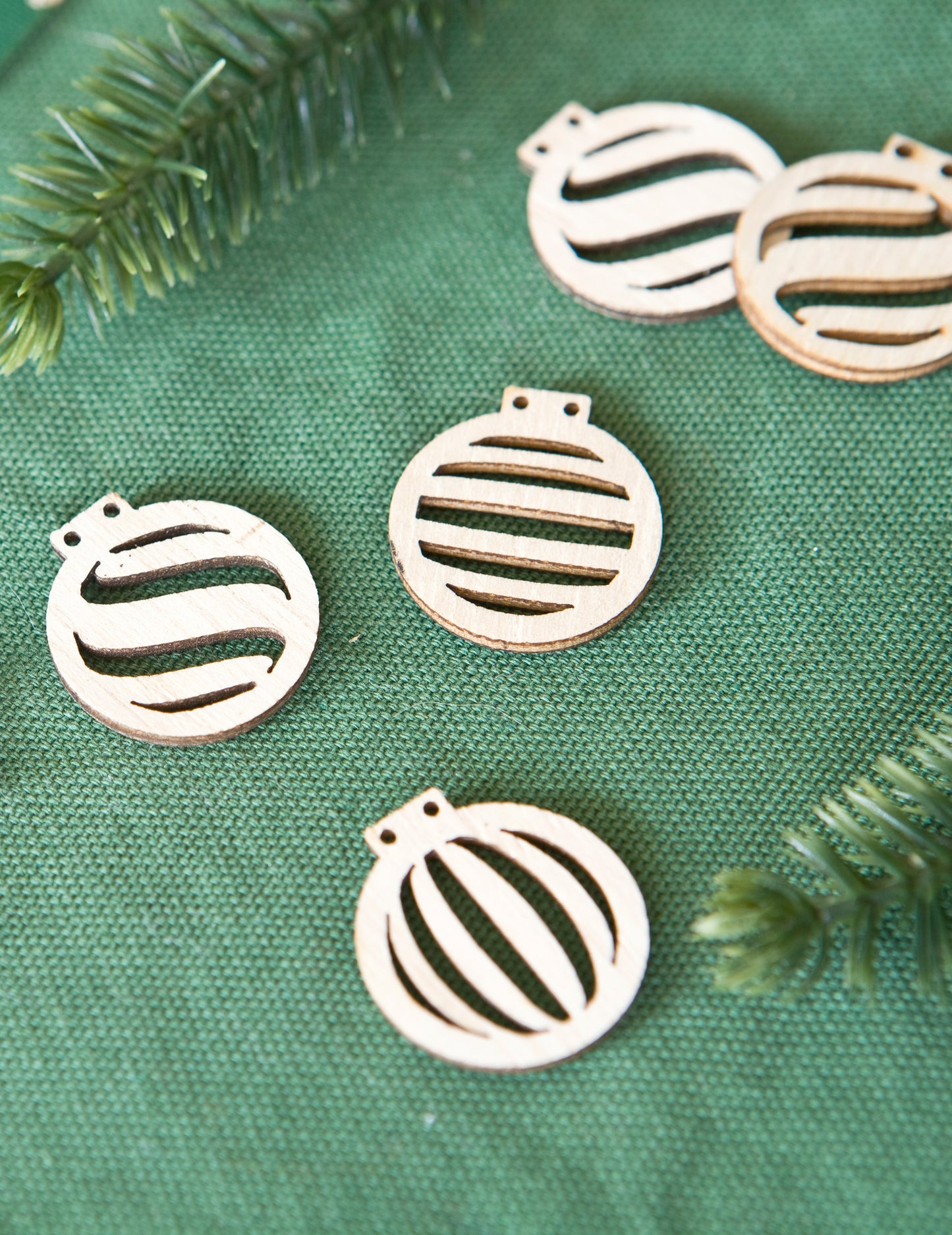 18 prolamovaných dřevěných konfet vánočních koulí 2,5 x 2,3 cm pro dekoraci stolu