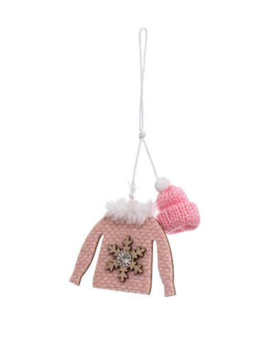 Détail du petit bonnet rose et du flocon de bois de la suspension pull de Noël pour sapin