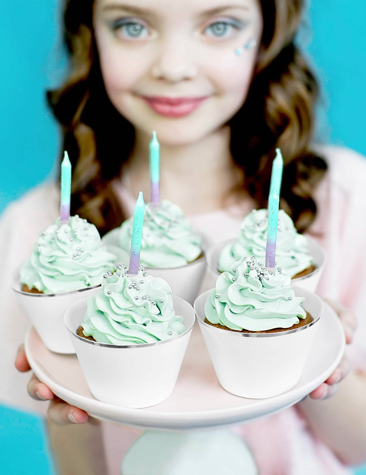 Záběr na cupcaky s iridescentními narozeniny svíčky