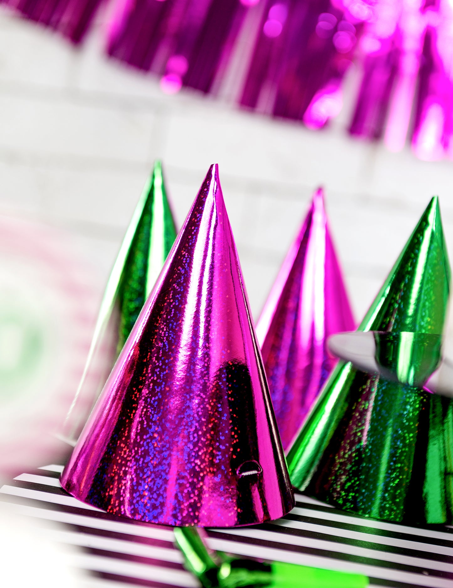 20 holografických barevných párty čepic 16 x 10 cm