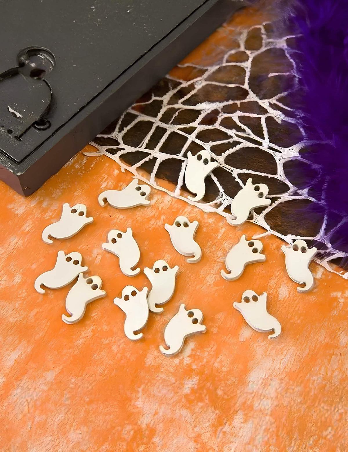 Ukázka použití konfety na stůl duch halloween
