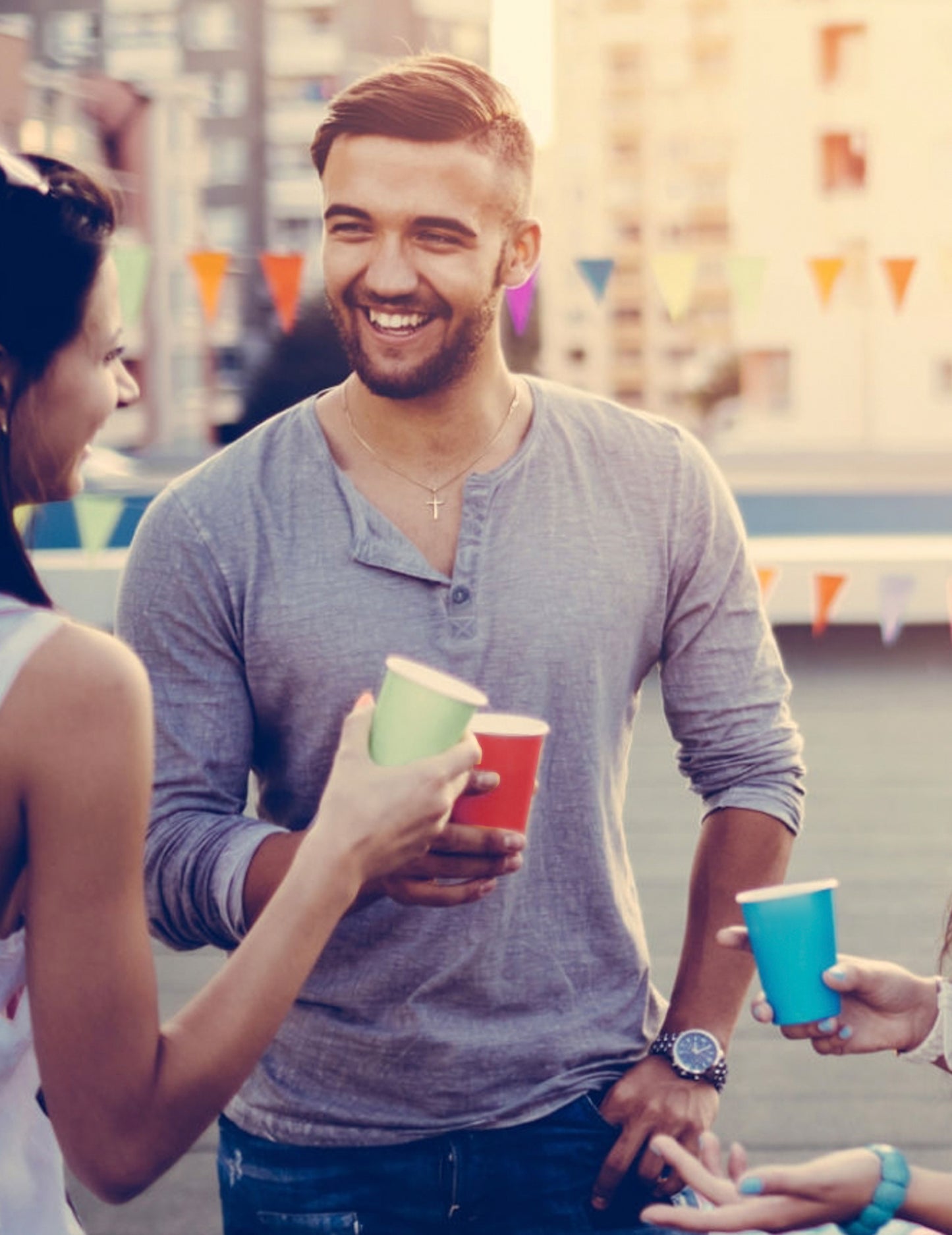 Mise en situation lors d'une fête des gobelets américains carton recyclable rouges 25 cl