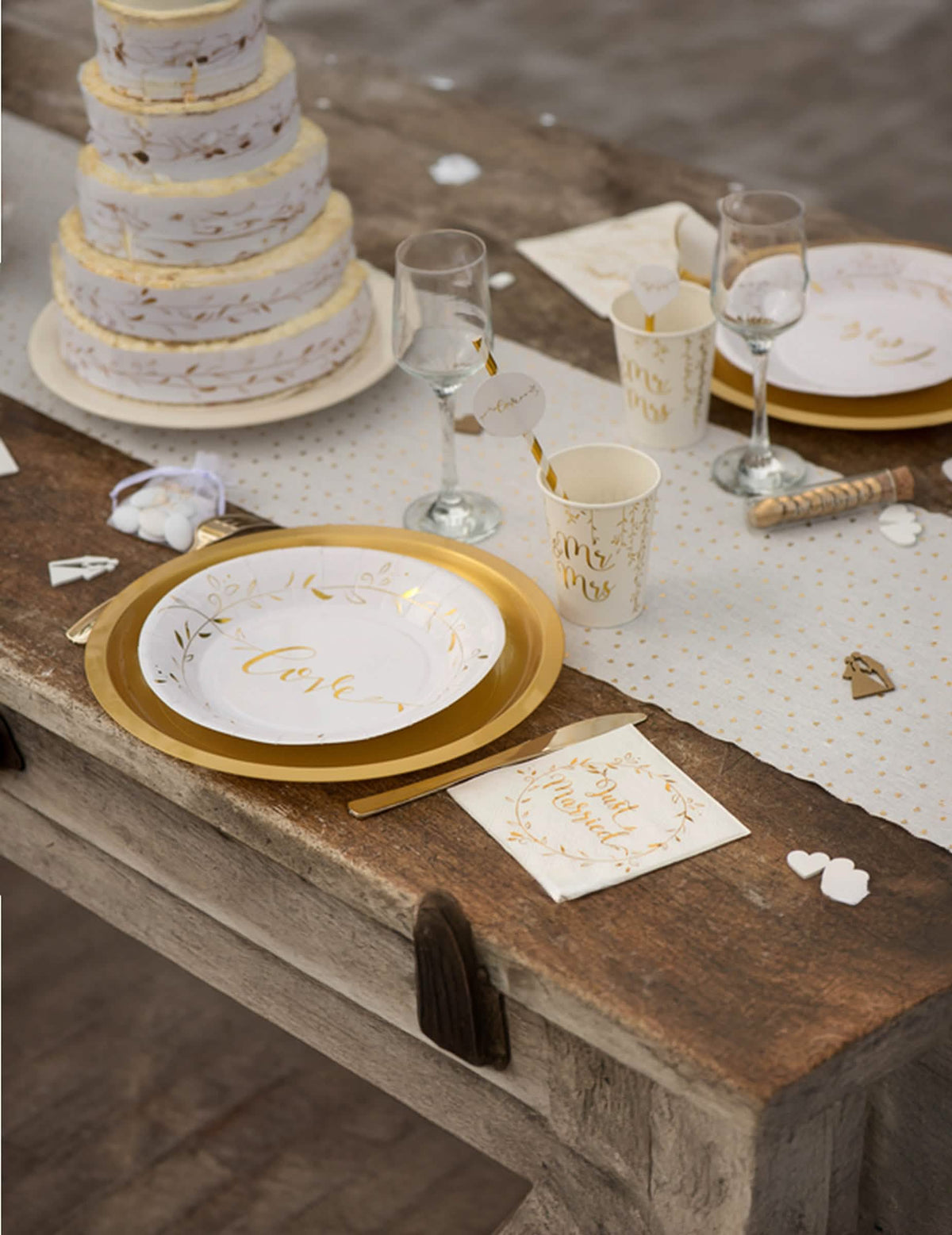 Umístění na stůl papírové ubrousky Just Married pro svatbu