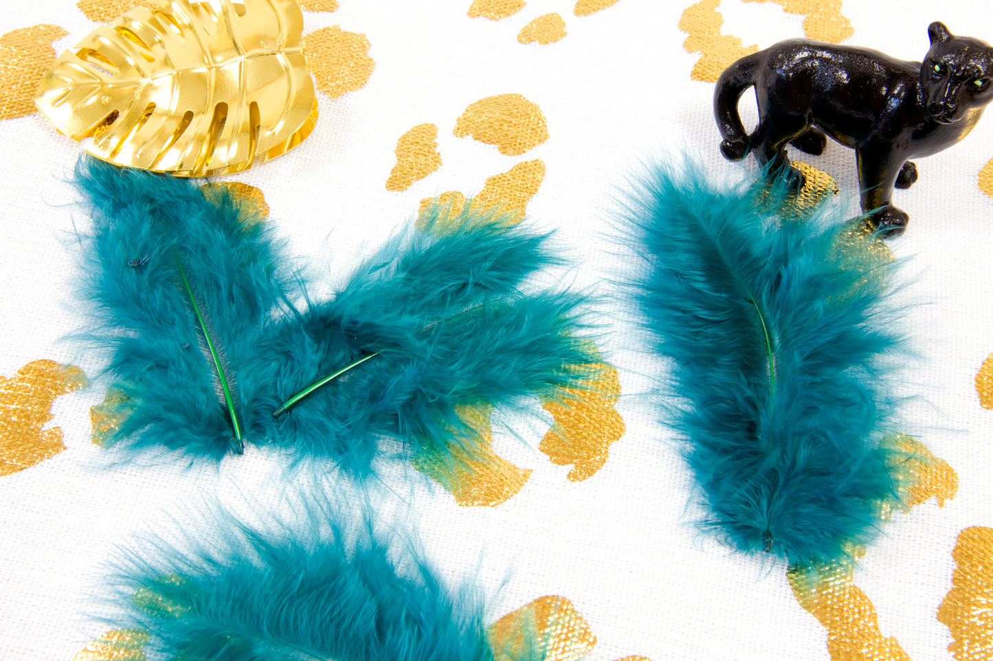 20 tyrkysových ozdobných peříček 10 cm elegantní a lehké