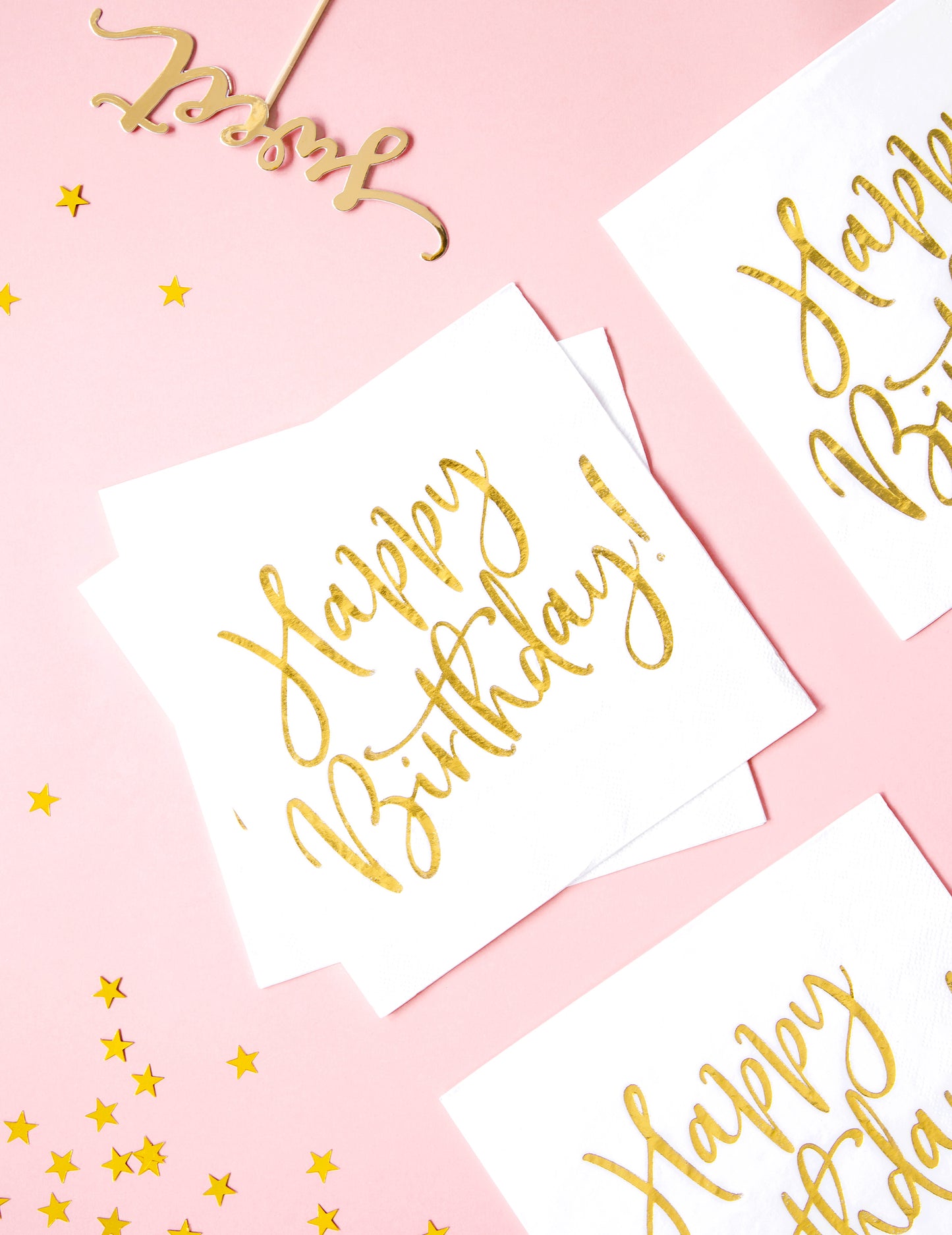 Mise en scène des serviettes en papier Happy Birthday pour anniversaire
