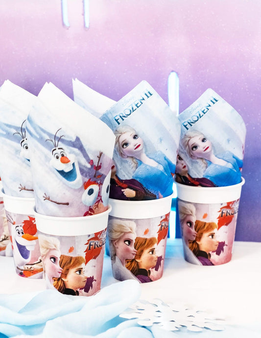 Détail de la présentation dans des gobelets des serviettes en papier La Reine des Neiges 2