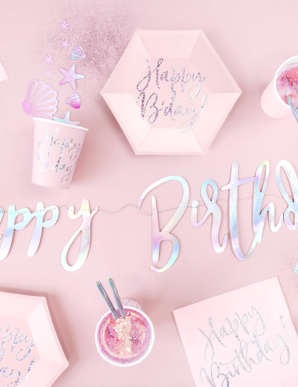 Příprava dekorace stolu z papírových ubrousků Happy Birthday